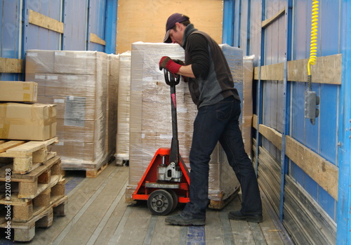 Wallpaper Mural manutention de palettes dans un camion Torontodigital.ca