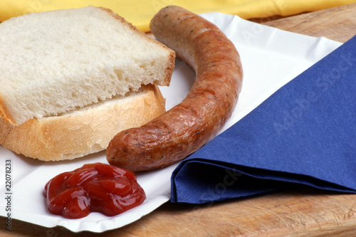 gegrillte Schinkenwurst mit Ketchup und Brot photo