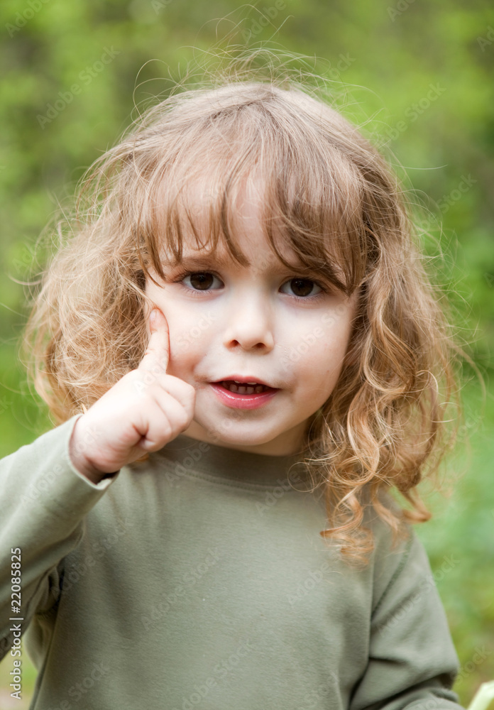Enfant qui se pose une question. Enfant qui se pose une question.