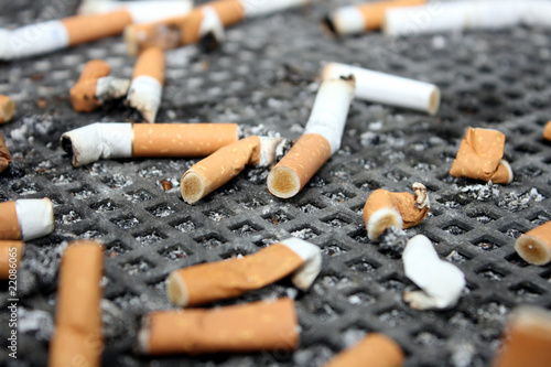 Zigaretten im Aschenbecher