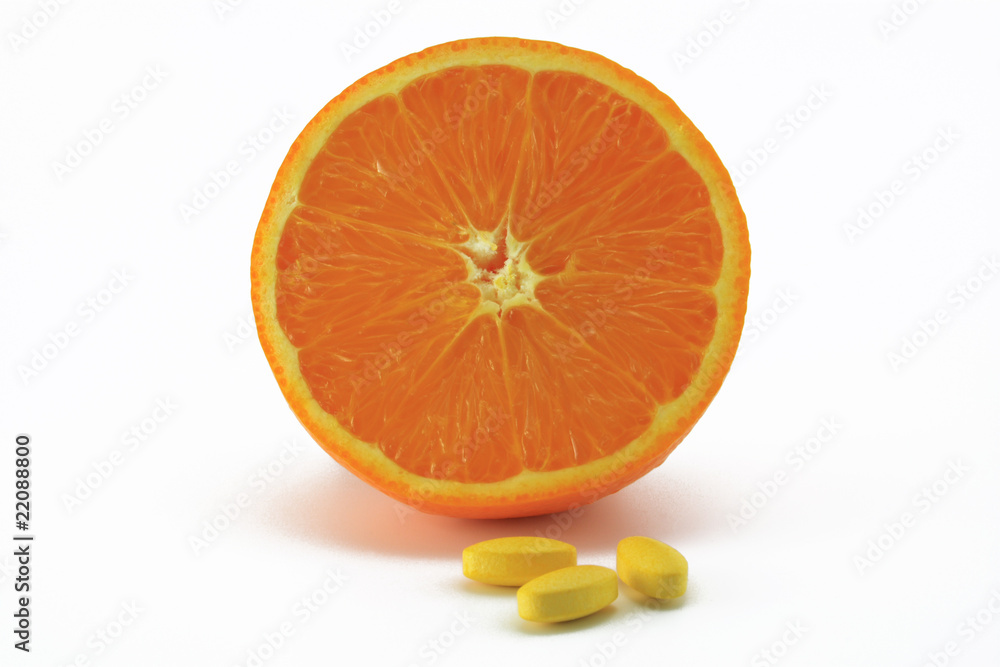 Fototapeta premium orangenhälfte mit vitamin c tabletten