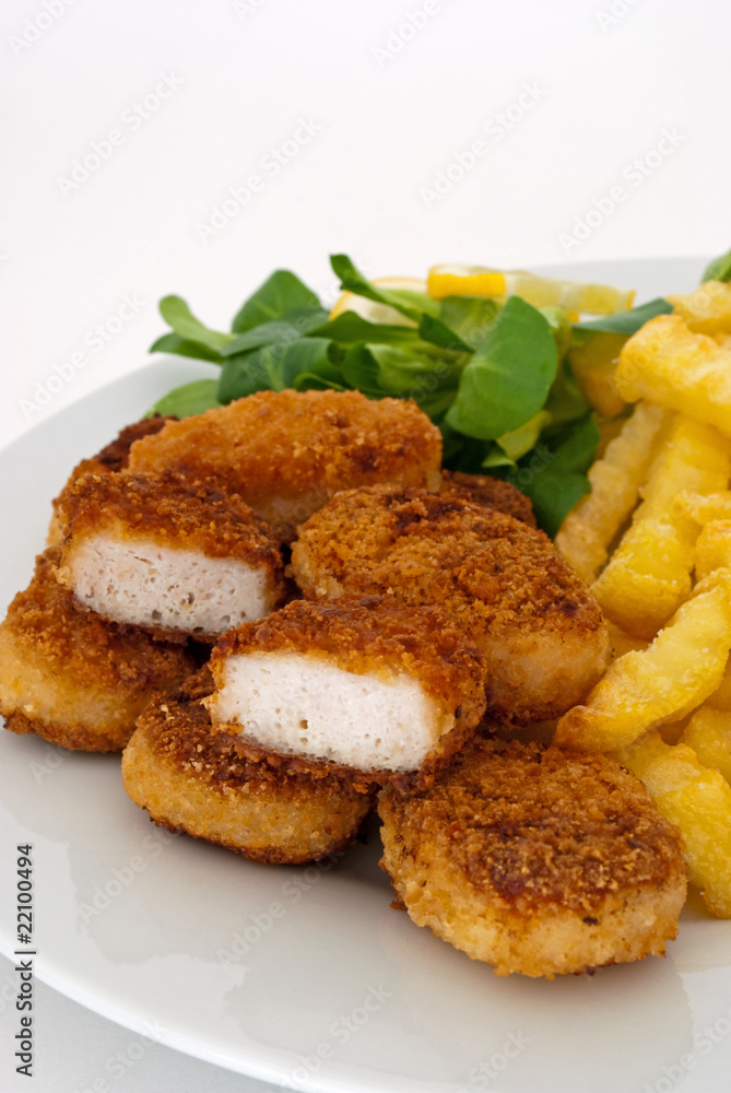 Hähnchen Nuggets mit Pommes Frites Hähnchen Nuggets mit Pommes Frites
