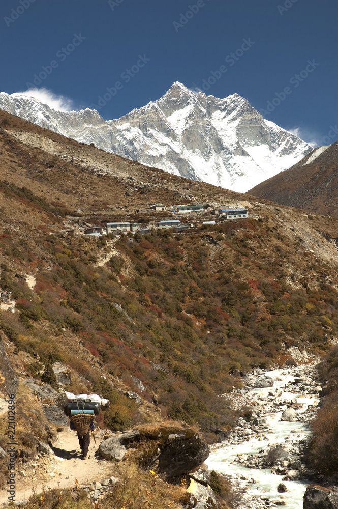 Sherpa unterwegs im Himalaja