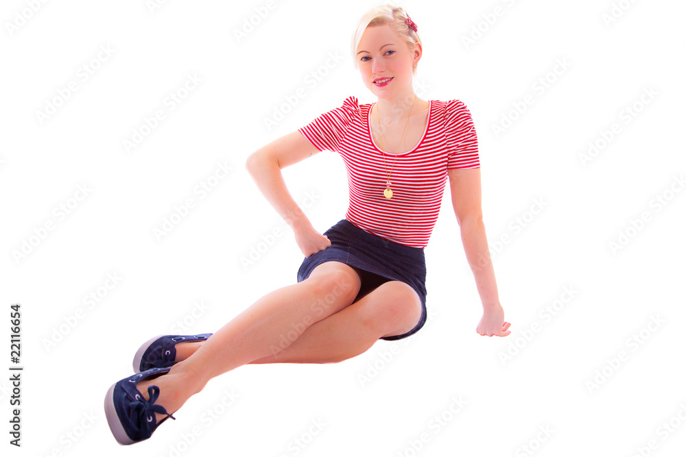 Pin Up Girl sitzt am Boden