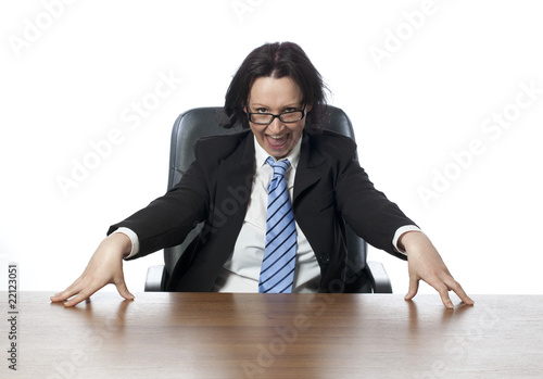 jeune femme au bureau fierté sourire