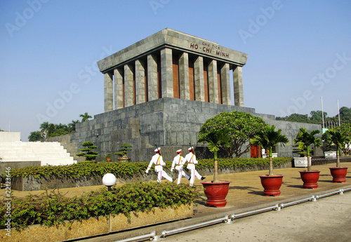Fototapeta Side view with three guards in front of Ho Chi Minh mausoleum