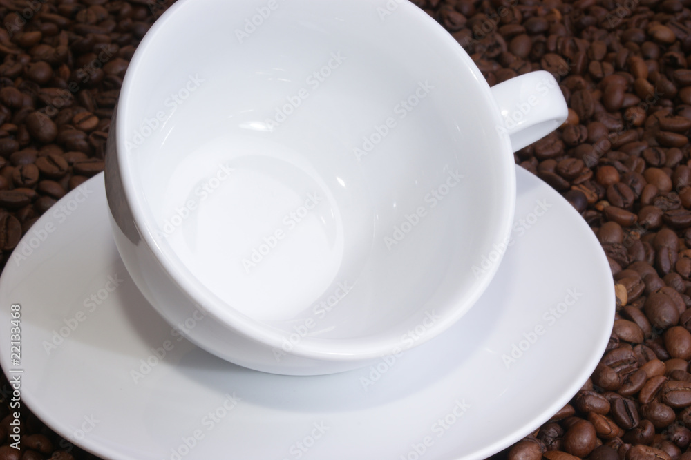 Fototapeta premium Kaffeebohnen und eine weisse Tasse