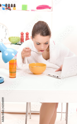 eating woman laptop computer