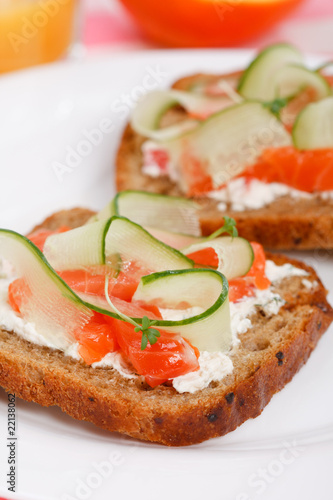 Toast with vegetables and fish.