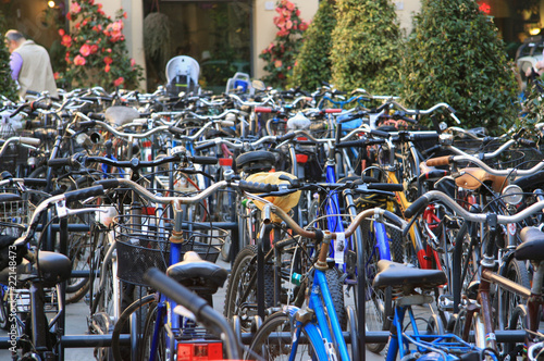 Muchas Bicicletas aparcadas