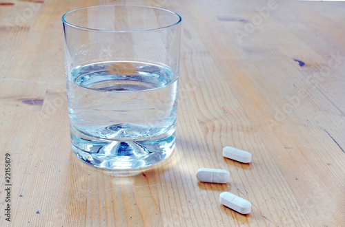 Wasserglas mit Tabletten
