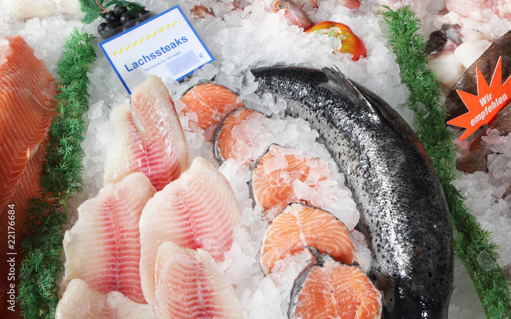 Fischtheke mit Lachssteaks Stock-Foto | Adobe Stock
