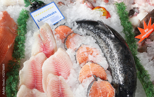 Fischtheke mit Lachssteaks