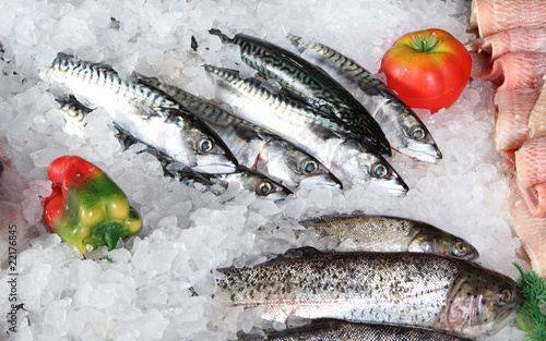 Fischtheke mit Forellen und Dorsch