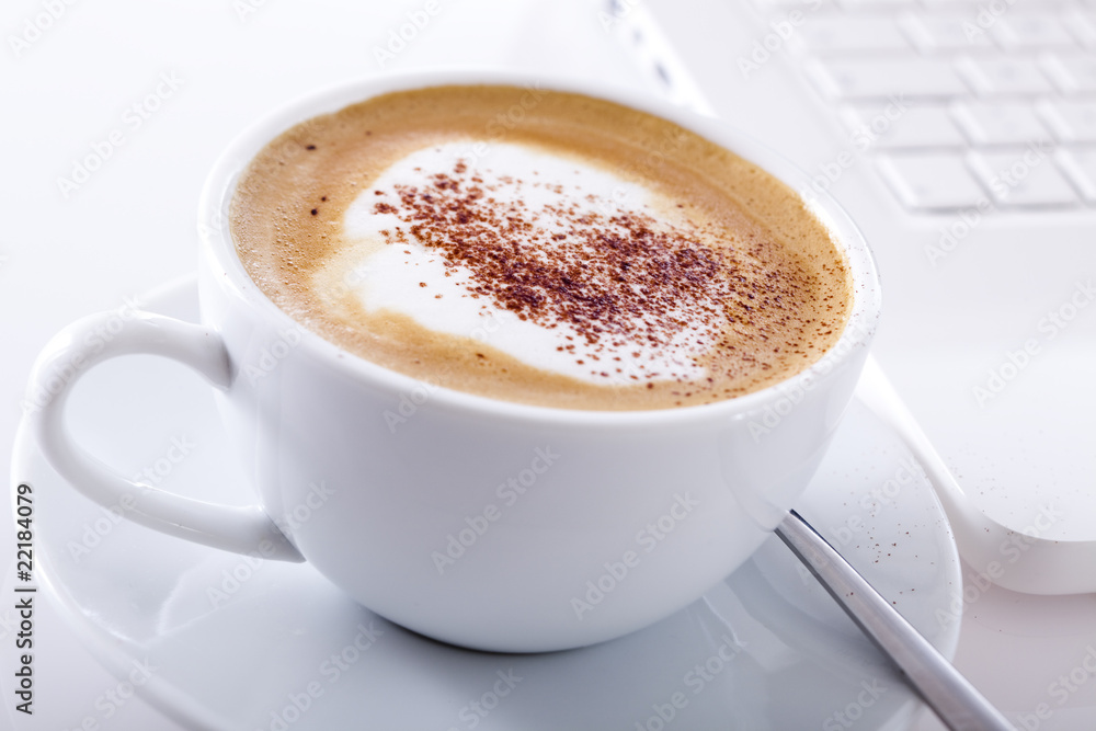 Cappuccino vor Laptop Cappuccino vor Laptop