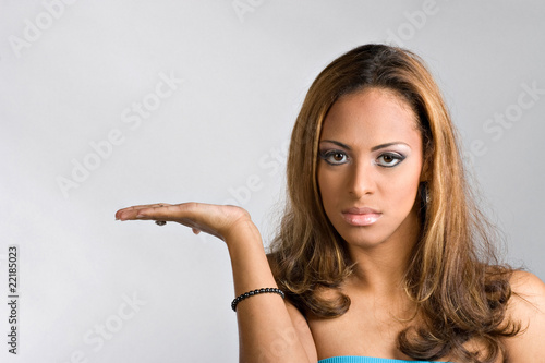 Φωτογραφία Holding Her Hand Up