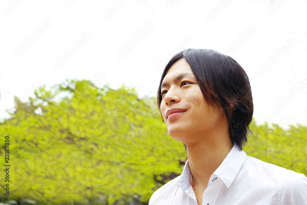 斜め上を見上げる若い男性 Stock 写真 Adobe Stock