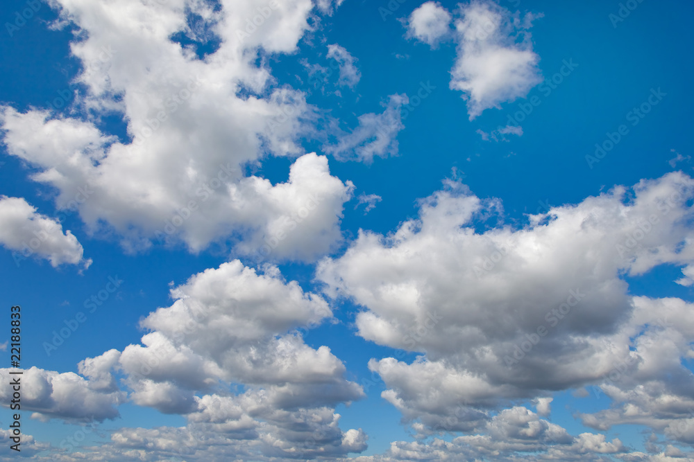 Fototapeta premium Blauer Himmel mit weissen Wolken als Hintergrund