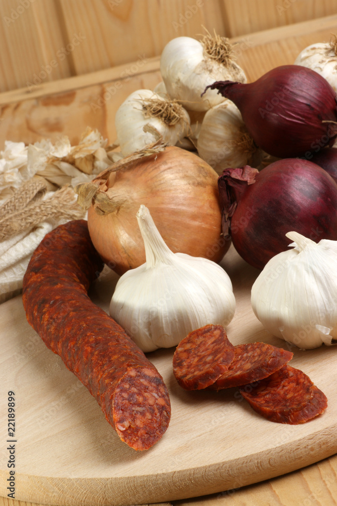aufgeschnittene Salami auf einem Holzbrett aufgeschnittene Salami auf einem Holzbrett