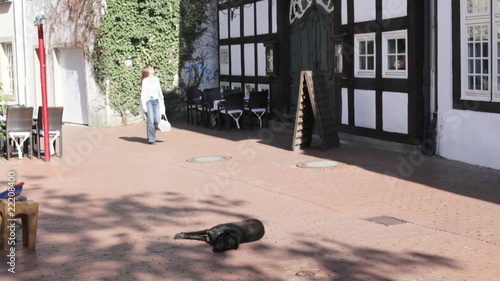 Frau geht durch Altstadt Osnabrück