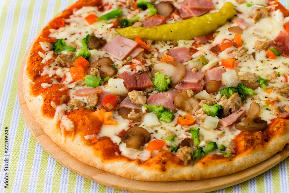Pizza Supreme mit Mozzarella,Schinken,Peperoni Pizza Supreme mit Mozzarella,Schinken,Peperoni