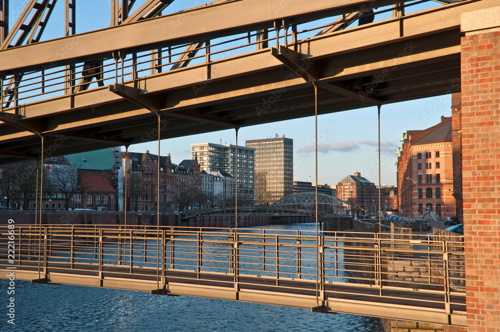 Naklejka premium Bruecke über den Zollkanal zur Evakuierung der Hafencity