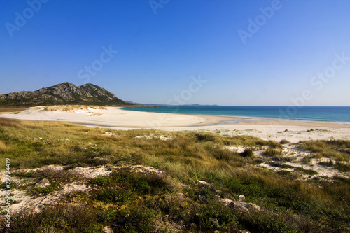 paisaje de la costa de coru  a  lari  o  galicia