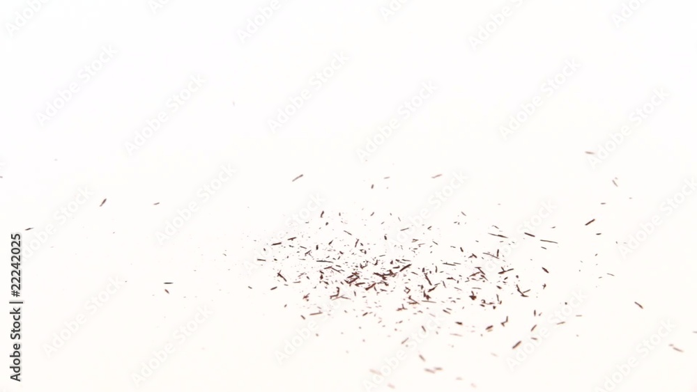 Buntstift wird angespitzt, farbige späne fallen runter Buntstift wird angespitzt, farbige späne fallen runter