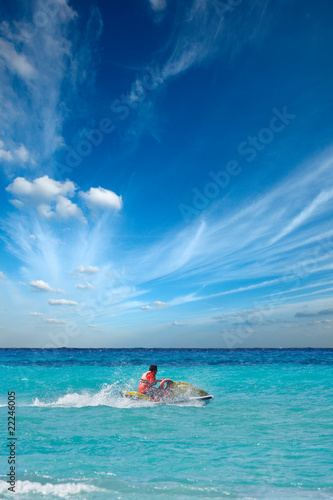 Foto Man riding jet ski