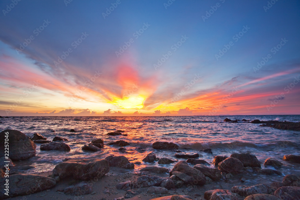 Obraz premium Tropical sunset on the beach. Thailand