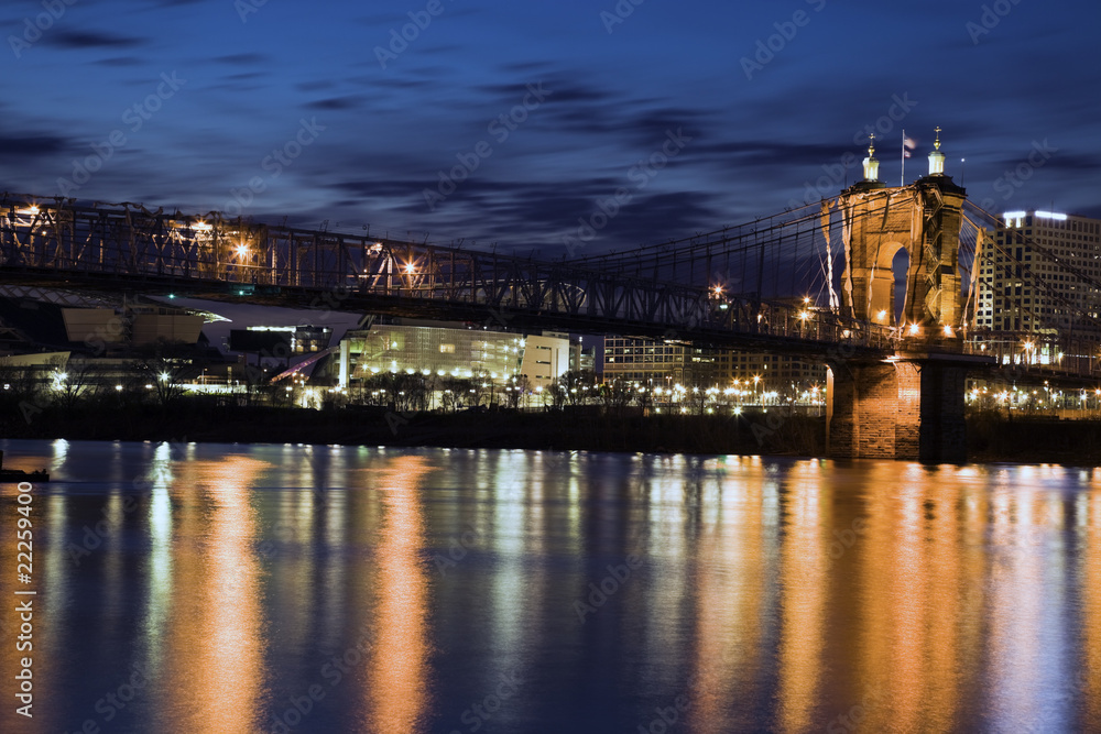 Fototapeta premium Historic bridge in Cincinnati