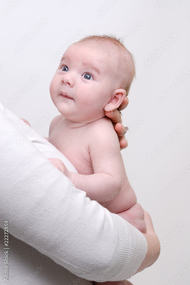 petit bébé dans les bras de sa maman petit bébé dans les bras de sa maman
