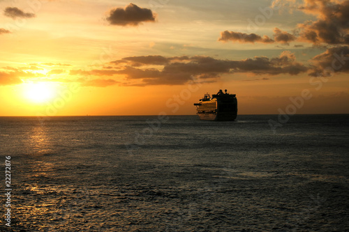 Schiff vor Sonnenuntergang
