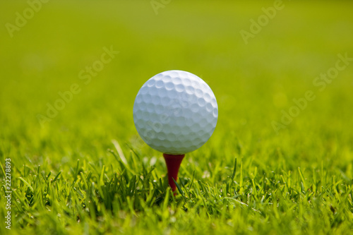 Golfball beim Abschlag