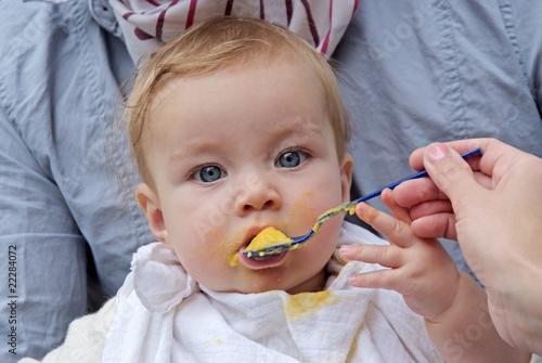 junges Mädchen beim Esssen, Kleinkind, 2 Jahre alt