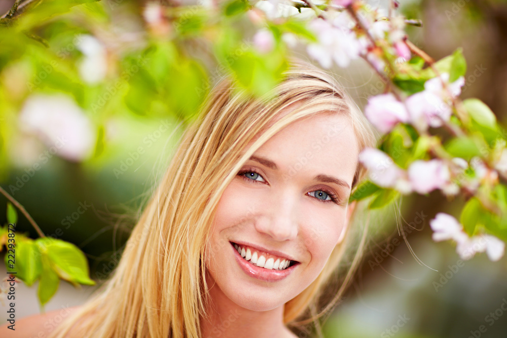 Fototapeta premium Frau lacht im Frühling