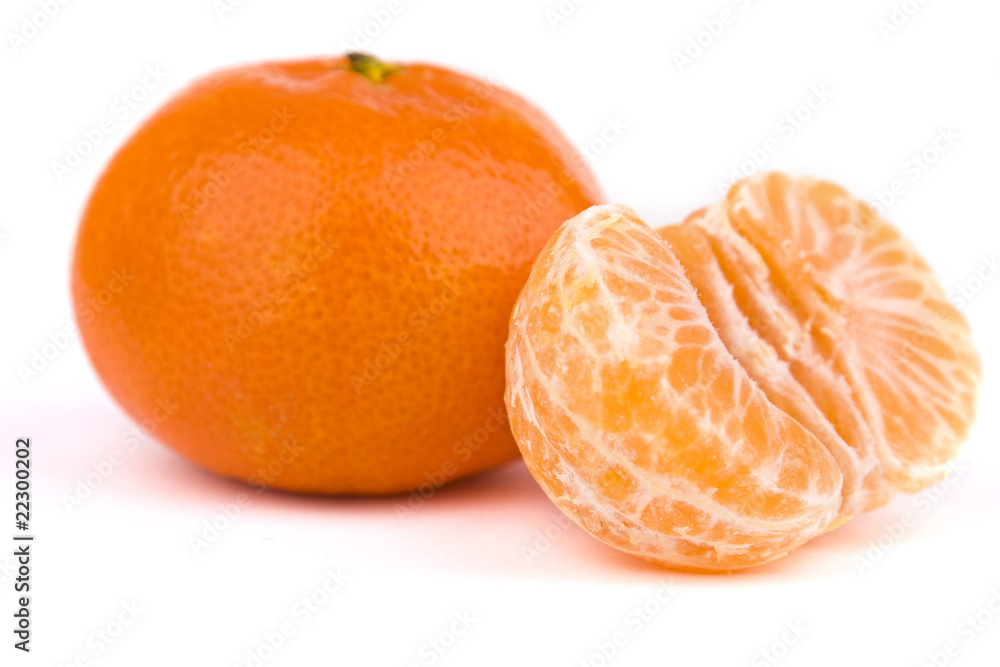 Orange mit Schatten isoliert auf weißem Hintergrund Orange mit Schatten isoliert auf weißem Hintergrund