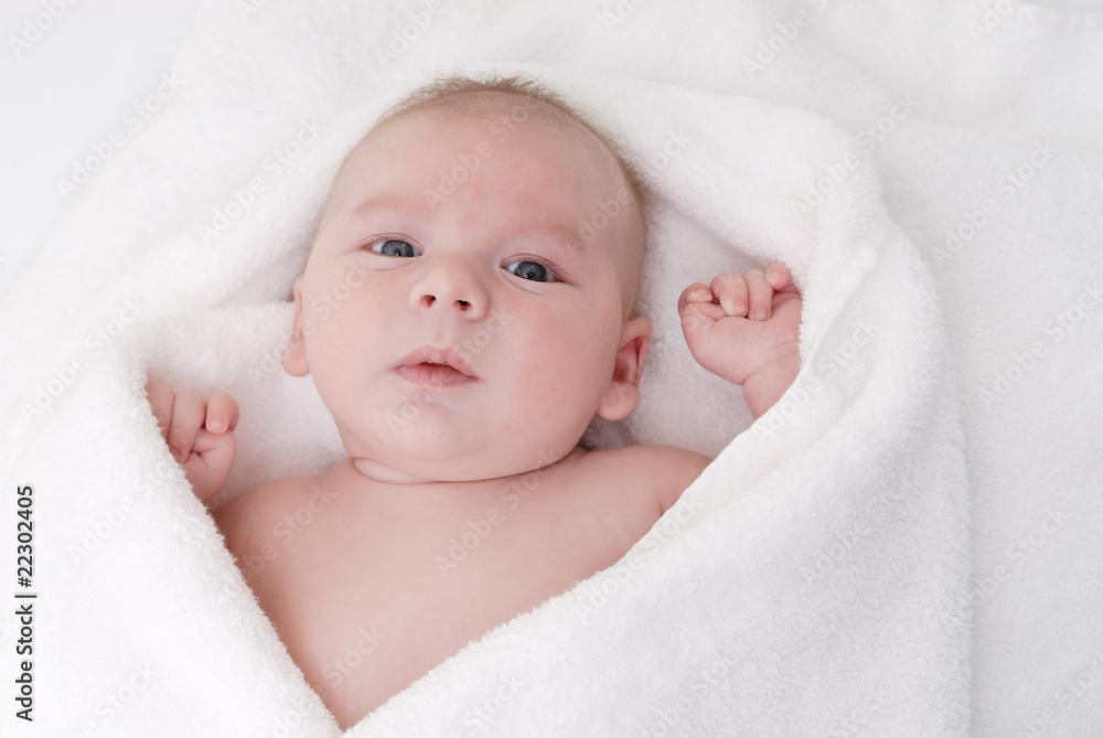 petit bébé dans un essuie blanc petit bébé dans un essuie blanc