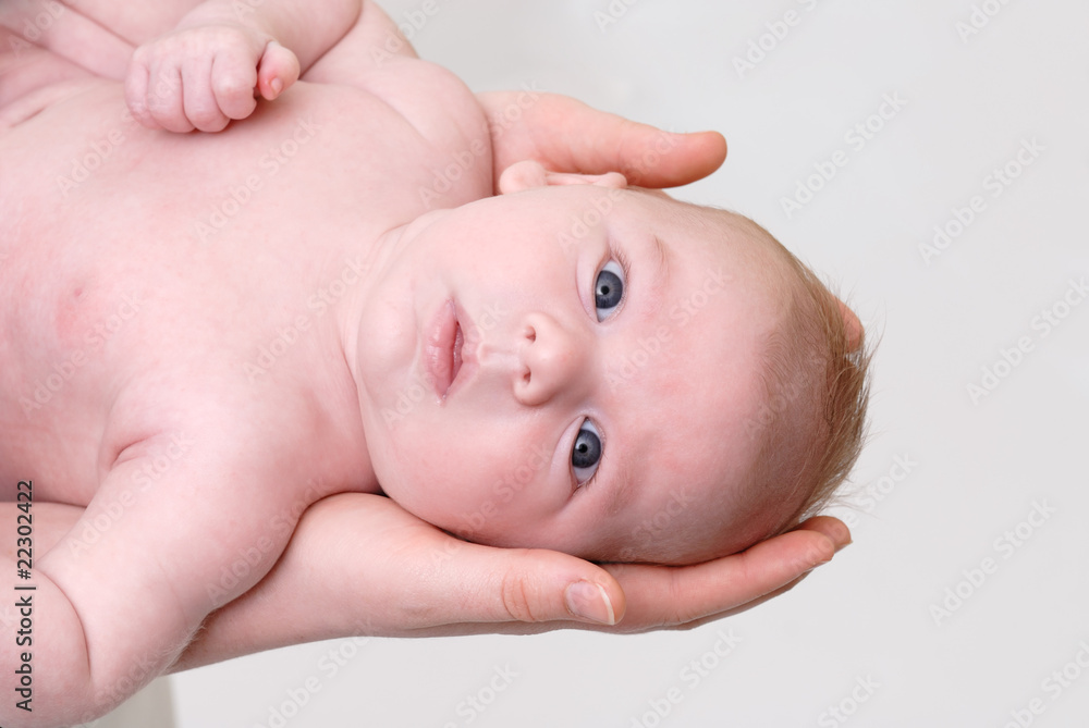 mains tenant la tête de bébé mains tenant la tête de bébé