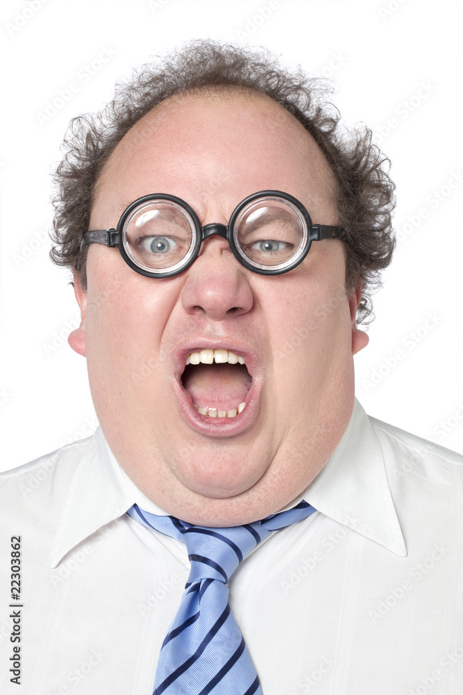 homme obèse grosses lunettes hurlant Photos | Adobe Stock
