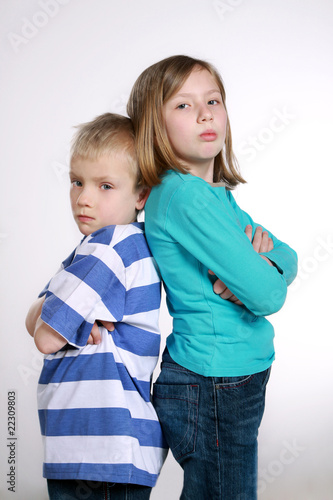 Dziewczynka i chłopiec obrażeni po kłótni na białym tle