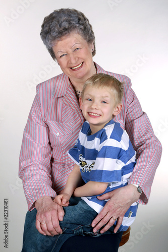 Babcia z wnukiem na białym tle
