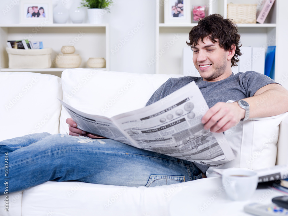 Obraz premium Man reading newspaper