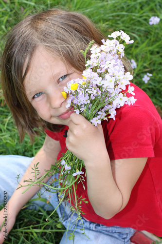 M  dchen mit Blumenstrau  