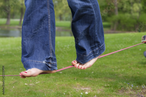 Fotografía Füße auf Slackline
