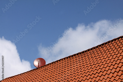 Hausdach mit Satellitenantenne photo