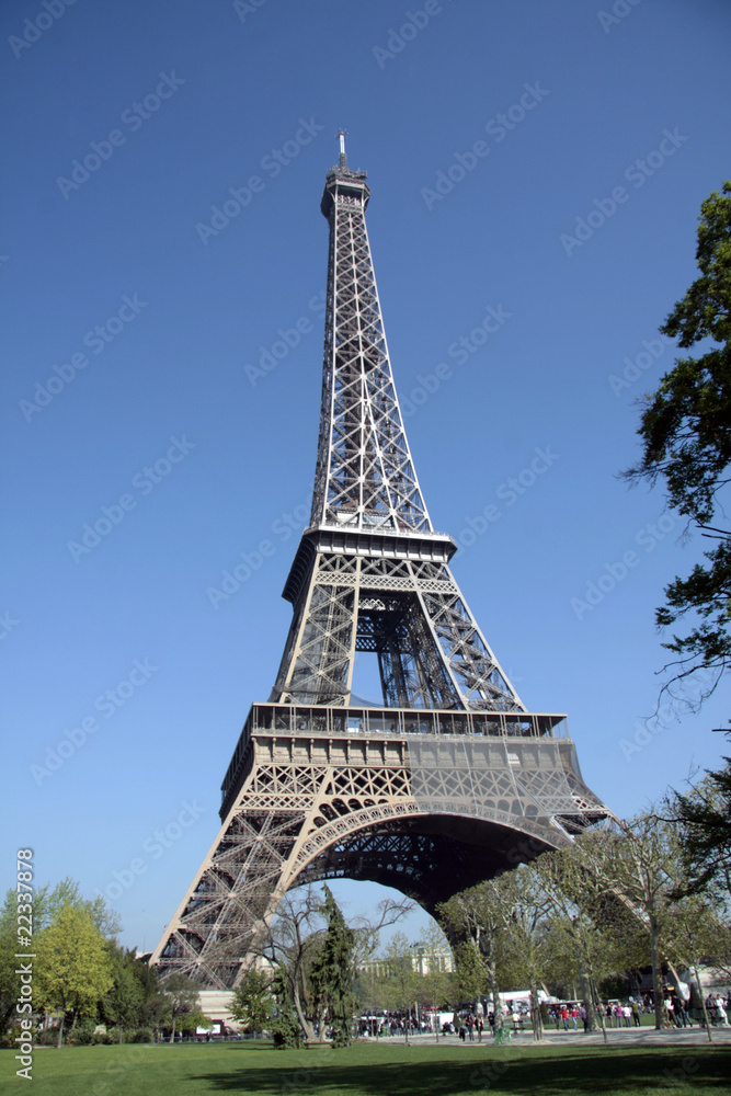 Tour Eiffel en avril