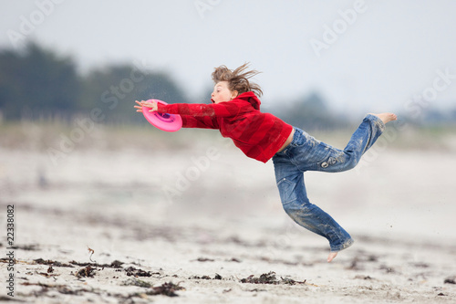 enfant sport frisbee attraper sauter vivre détente plage photo