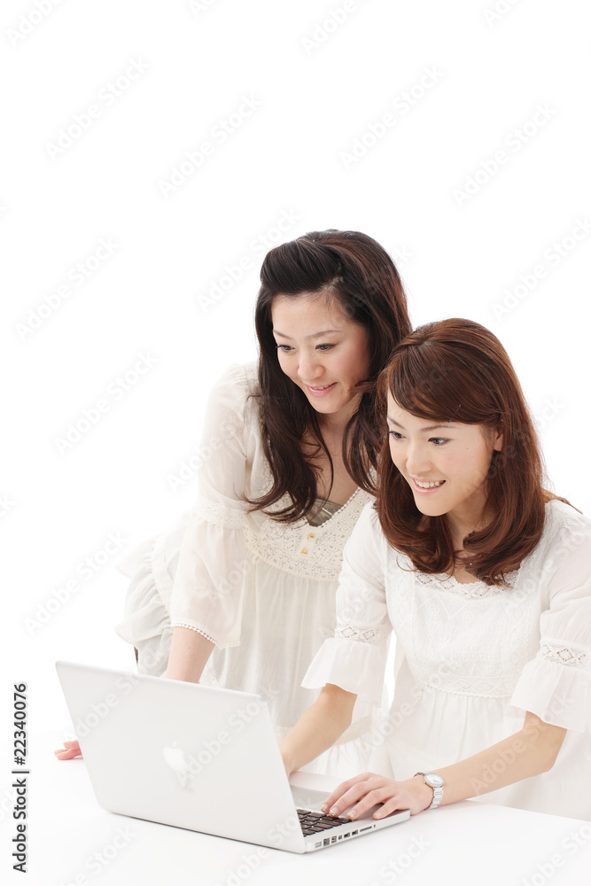 パソコンを使う女性２人