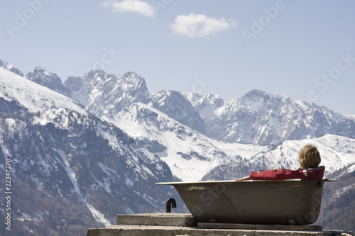 frau in badewanne mit blick zum wilden kaiser photo